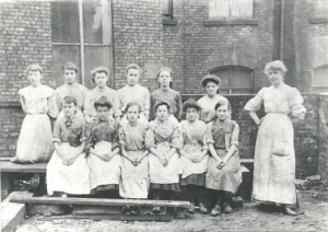 Helena - 2 Employees_at_Wear_Mill,_c.1907